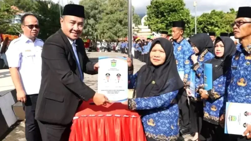 Wali Kota Sungai Penuh, Alfin, saat Penyerahan SK PPPK  Kota Sungai Penuh.