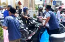 Aksi pembagian nasi kotak di depan masjid al akbar desa gedang.
