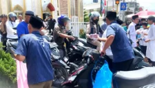 Aksi pembagian nasi kotak di depan masjid al akbar desa gedang.