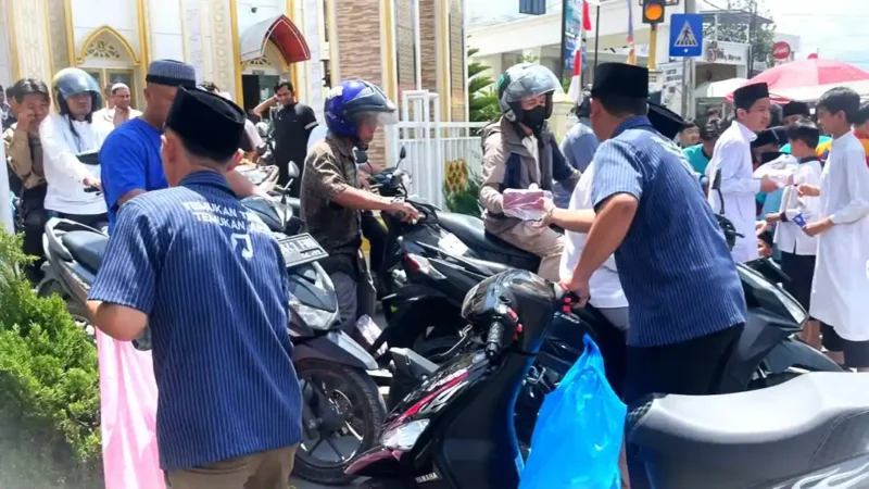 Aksi pembagian nasi kotak di depan masjid al akbar desa gedang.