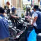 Aksi pembagian nasi kotak di depan masjid al akbar desa gedang.