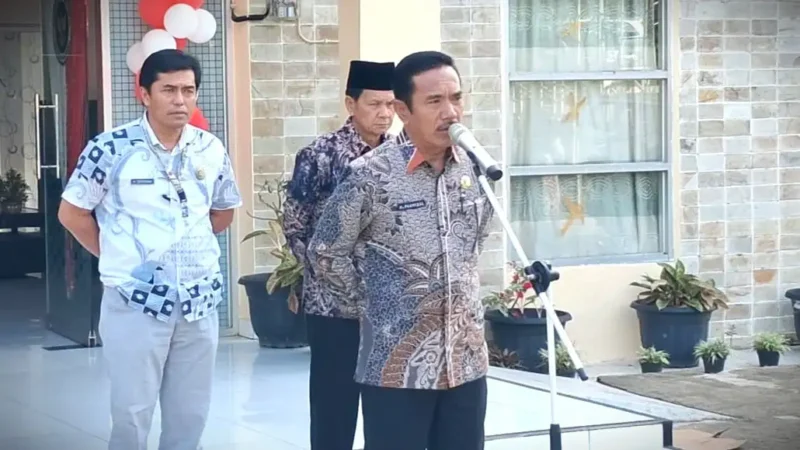 Kakankemenag Kabupaten Kerinci, H. Pahrizal memimpin apel kedisiplinan.