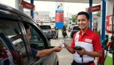 Ilustrasi - Pengendara Wajib Tunjukkan STNK Saat Beli Biosolar. (Foto: AI)