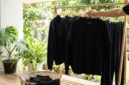 Ilustrasi - Cara Bikin Baju Hitam Tetap Pekat dan Tidak Cepat Kusam. (Foto: AI)