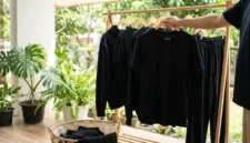 Ilustrasi - Cara Bikin Baju Hitam Tetap Pekat dan Tidak Cepat Kusam. (Foto: AI)
