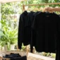 Ilustrasi - Cara Bikin Baju Hitam Tetap Pekat dan Tidak Cepat Kusam. (Foto: AI)