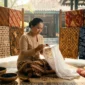 Ilustrasi - Pengrajin sedang membatik. Sejarah Hari Batik Nasional. (Foto: AI)
